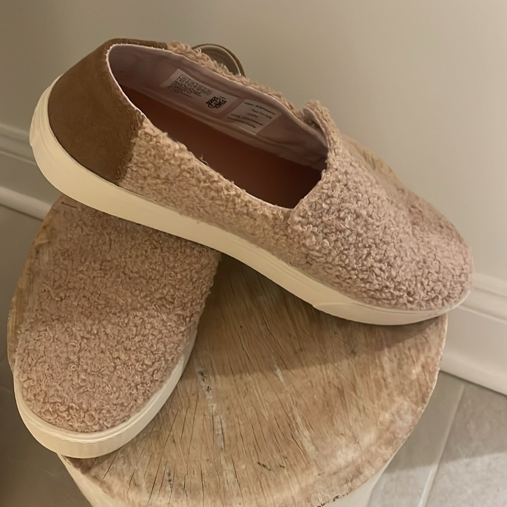 Sherpa Tom’s slip ons - Picture 2 of 4